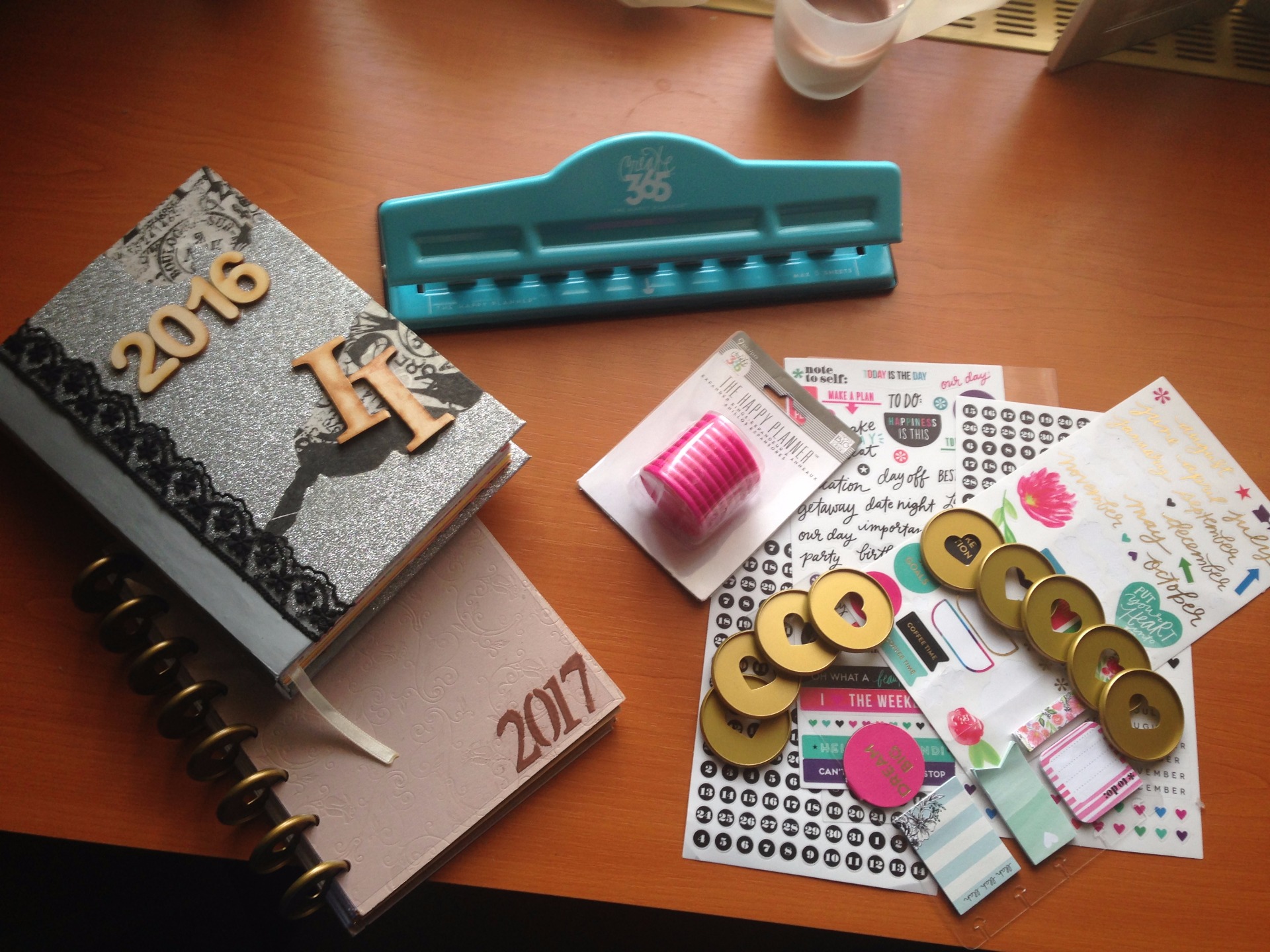 Itt a tavalyi határidőnaplóm is látható 